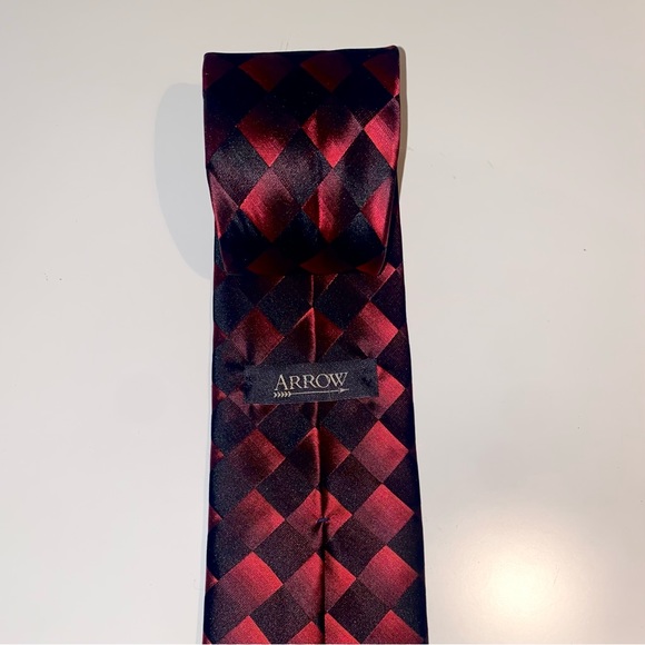 Arrow Men’s Necktie with Red/Black Geometric Design 100% Silk Made in China - Picture 2 of 4